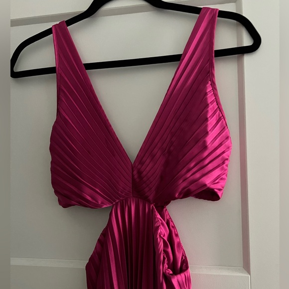 Pleated cutout Abercrombie wedding guest dress - Picture 2 of 6